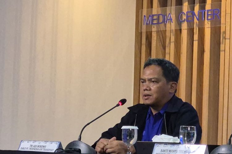 Direktur Utama PT Indonesia Air Transport (IAT) Tri Adi Wibowo dalam konferensi pers di Gedung Mina Bahari IV KKP, Jakarta, Sabtu (17/1/2026).
