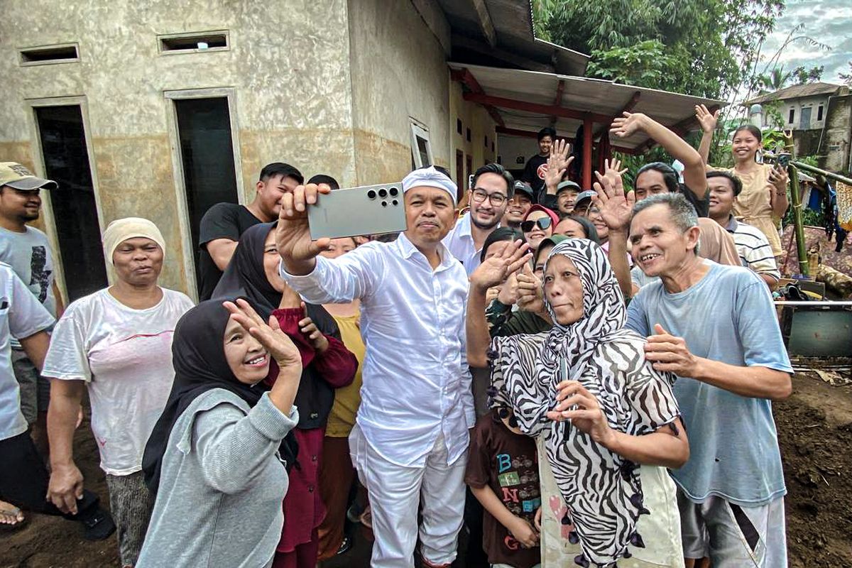 Gubernur Jawa Barat Dedi Mulyadi sambangi korban banjir di bantaran Sungai Cimeta, Desa Nyalindung, Kecamatan Cipatat, Kabupaten Bandung Barat (KBB), Jawa Barat, Rabu (19/3/2025).