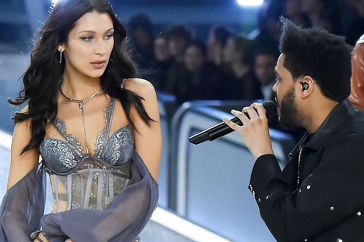 (ki-ka) Bella Hadid dan The Weeknd saat bertemu di atas pentas peraga Victoria's Secret.