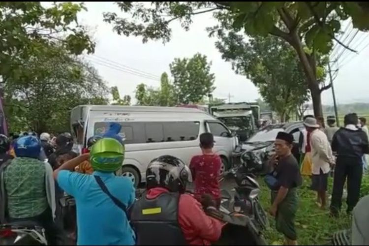 Kecelakaan beruntun di Jl. Raya Jrengik Kabupaten Sampang melibatkan 5 kendaraan pada Rabu (30/3/2022). Tidak ada korban jiwa dalam peristiwa tersebut.