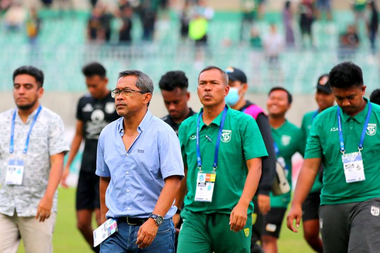 Pelatih Persebaya Surabaya Aji Santoso seusai pertandingan pekan ke-26 Liga 1 2022-2023 melawan PSM Makassar yang berakhir dengan skor 0-1 di Stadion Gelora Joko Samudro Gresik, Jumat (24/2/2023) sore.
