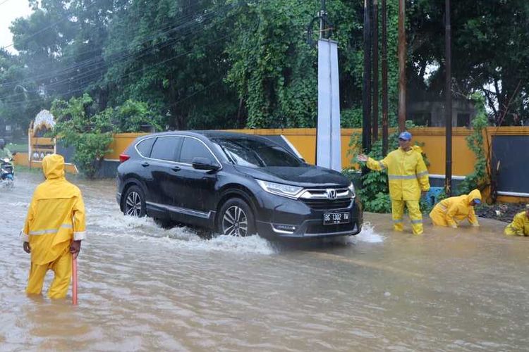 Ilustrasi mobil melewati banjir