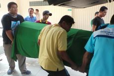 Adiknya Tewas Ditembak Kanit Reskrim, Marintan Sambangi Polda Metro Jaya