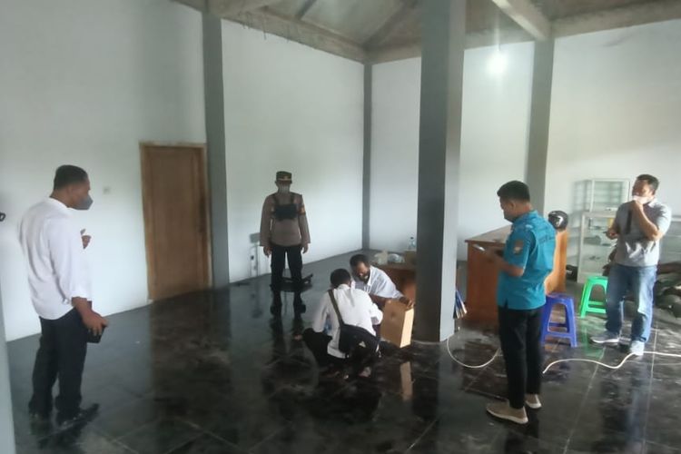 OLAH TKP—Aparat Polres Madiun melakukan olah tempat kejadian perkara kasus begal yang menimpa seorang pengusaha gabah asal Dusun Cangkring, Desa Bajulan, Kecamatan Saradan, Kabupaten Madiun, Jawa Timur, Senin (18/4/2022) siang. 