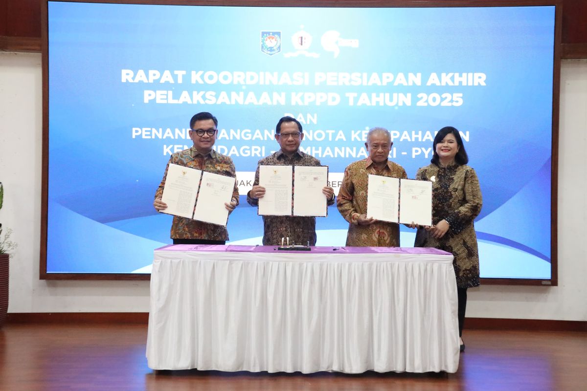 Menteri Dalam Negeri (Mendagri) Muhammad Tito Karnavian bersama Gubernur Lembaga Ketahanan Nasional (Lemhannas) RI Ace Hasan Syadzily dan Ketua Dewan Pembina Purnomo Yusgiantoro Center (PYC) Purnomo Yusgiantoro menandatangani nota kesepahaman (MoU) tentang Pelaksanaan Kursus Pemantapan Pimpinan Daerah (KPPD) Tahun 2025 di Kantor Lemhannas RI, Jakarta, Jumat (24/10/2025).
