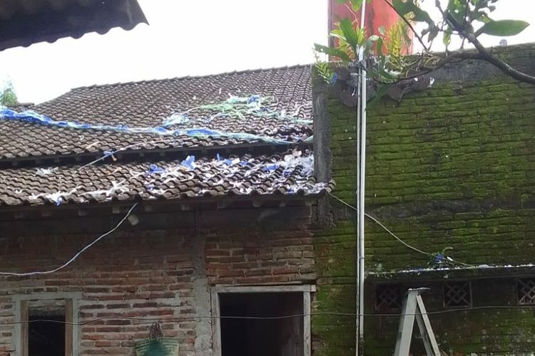 Rumah di Dusun Wonotigo, Borobudur, Magelang yang tertimpa balon udara, Jumat (12/4/2024).