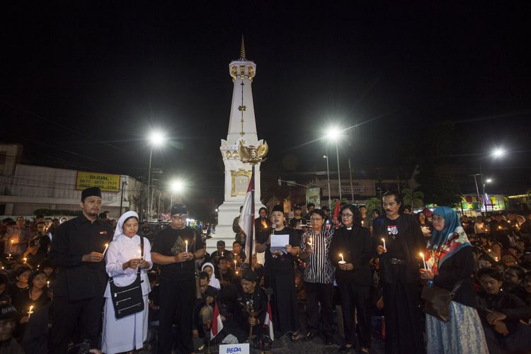 Sejumlah warga mengikuti aksi Solidaritas dan Doa Bersama di Tugu Pal Putih, Yogyakarta, Minggu (13/5/2018). 