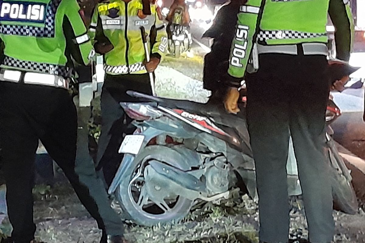 Polisi mengolah lokasi kecelakaan yang mengakibatkan seorang pengendara sepeda motor tewas di Jalan Jogja?Wates, tepatnya di Padukuhan Kenteng, Kalurahan Demangrejo, Kapanewon Sentolo, Kabupaten Kulon Progo, Daerah Istimewa Yogyakarta, Rabu (22/10/2025) petang.