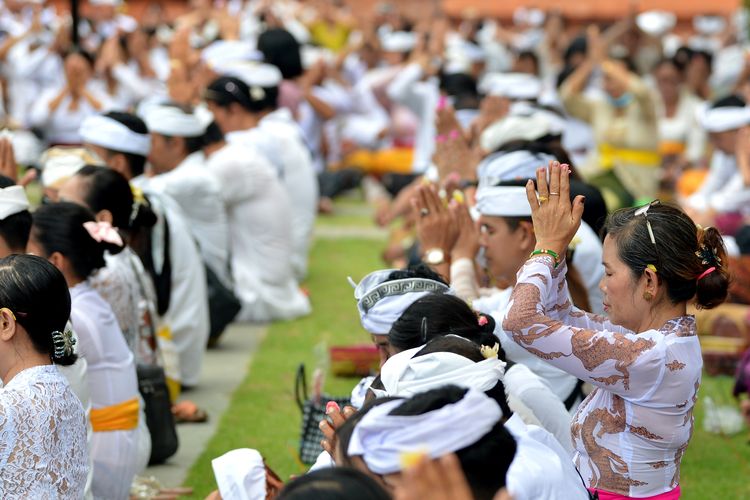 Umat Hindu bersembahyang bersama saat Hari Raya Galungan di Pura Jagatnatha, Denpasar, Bali, Rabu (28/2/2024). Umat Hindu melakukan persembahyangan di tiap-tiap pura yang ada di Bali untuk merayakan Hari Galungan yang merupakan hari kemenangan kebenaran (Dharma) atas kejahatan (Adharma). ANTARA FOTO/Fikri Yusuf/nym.