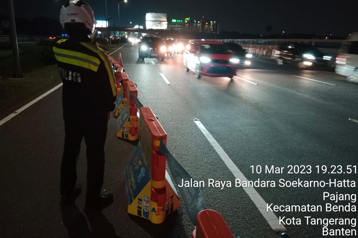 Setelah sempat mengalami kemacetan panjang di pagi hari, lalu lintas (lalin) jalan menuju Bandara Soekarno-Hatta malam ini sudah berjalan lancar. Kemacetan panjang itu terjadi akibat adanya truk tergelincir ke pinggir jalan arah masuk kawasan Bandara Soekarno-Hatta, Jumat (10/3/2023).
