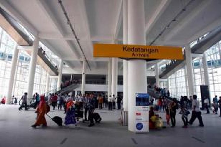 Warga berada di terminal kedatangan Bandara Internasional Kualanamu, Deli Serdang, Sumut, di hari perdana pengoperasiannya, Kamis (25/7/2013). Meski kondisi belum sempurna, bandara seluas 1.365 hektare ini mulai beroperasi dan akan diresmikan pada September mendatang.
