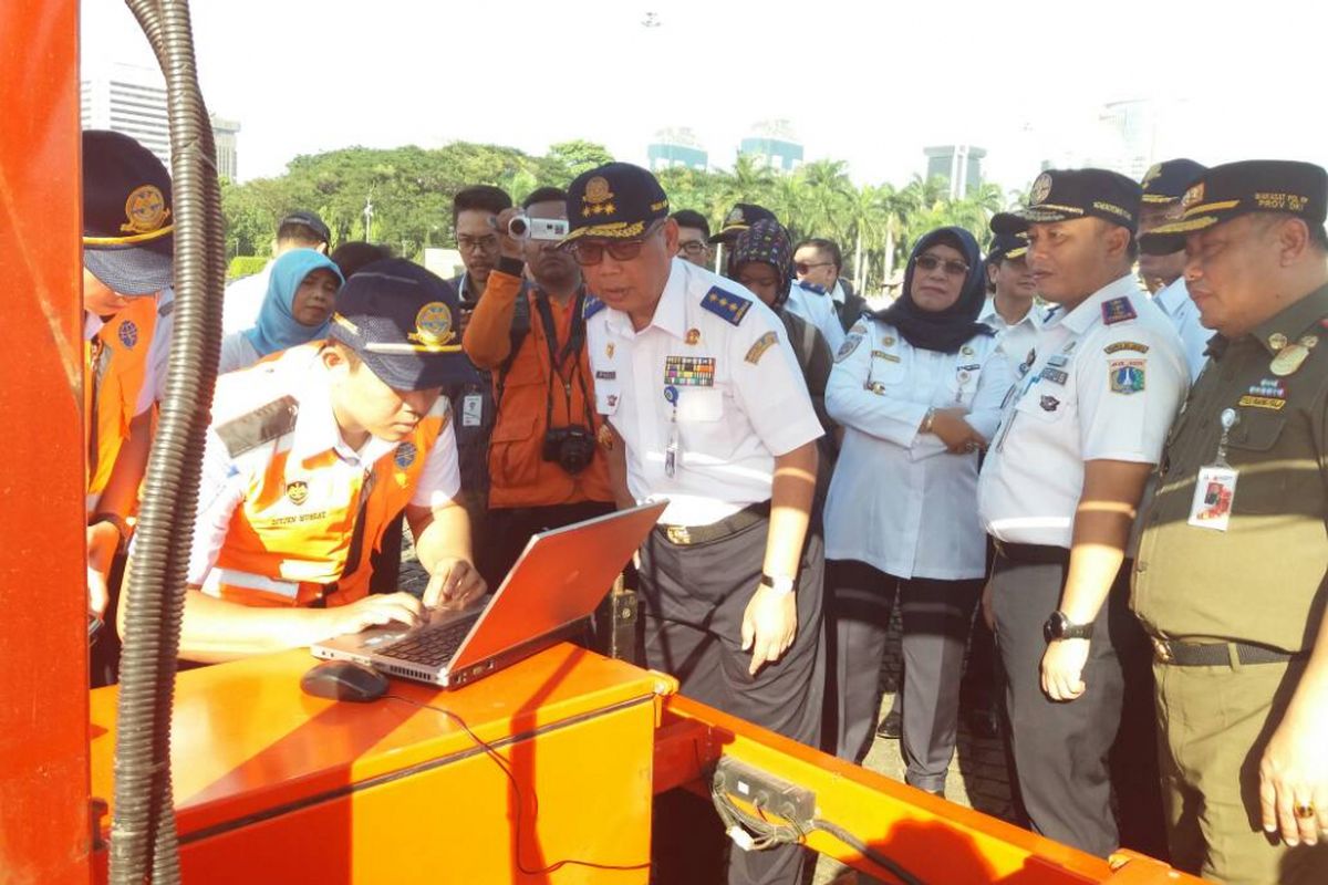 Direktur Jenderal Perhubungan Darat Pudji Hartanto melakukan pemeriksaan satu-persatu kesiapan peralatan dan kelengkapan untuk mudik Lebaran 2017 