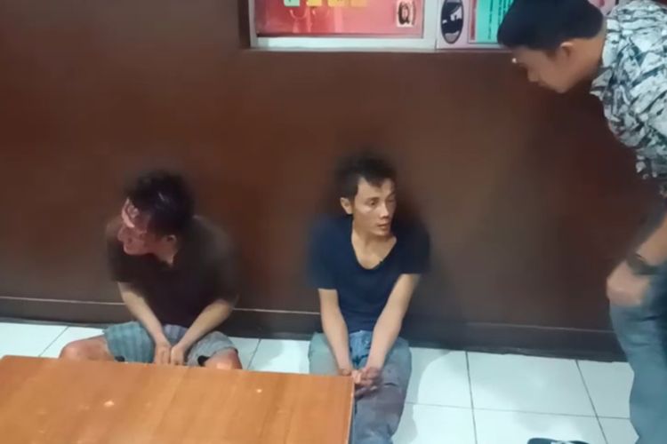 Dua pelaku begal yang menewaskan Ruslan Sani (43), seorang sopir taksi online saat berada di Polrestabes Palembang, Minggu (29/12/2019).