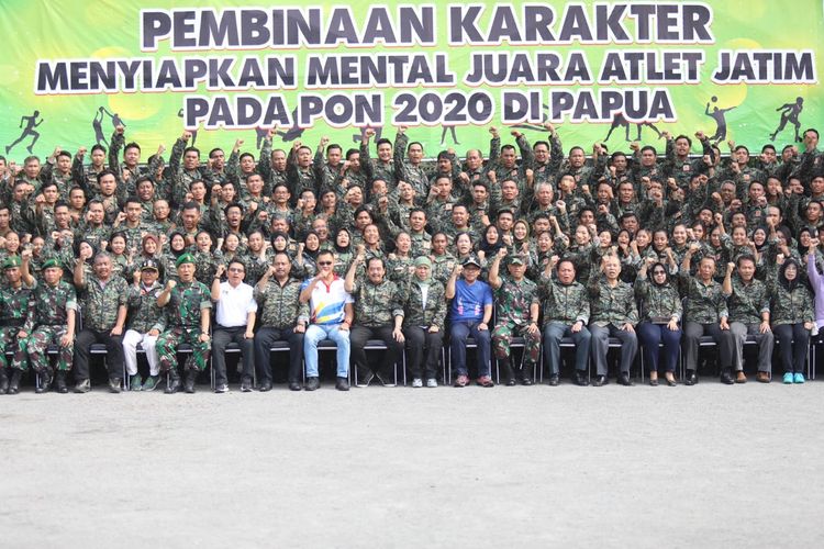 Pembinaan karakter menyiapkan mental juara atlet Jatim pada PON 2020 Papua dihadiri gubernur Jawa Timur, Khofifah Indar Parawansa di Lapangan Dodik Belanegara Rindam V/Brawijaya, Malang, Minggu (15/12) siang.