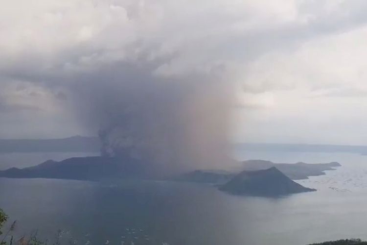 Tangkapan layar dari video memperlihatkan Gunung Taal di Tagaytay, Filipina, meletus pada 12 Januari 2020.