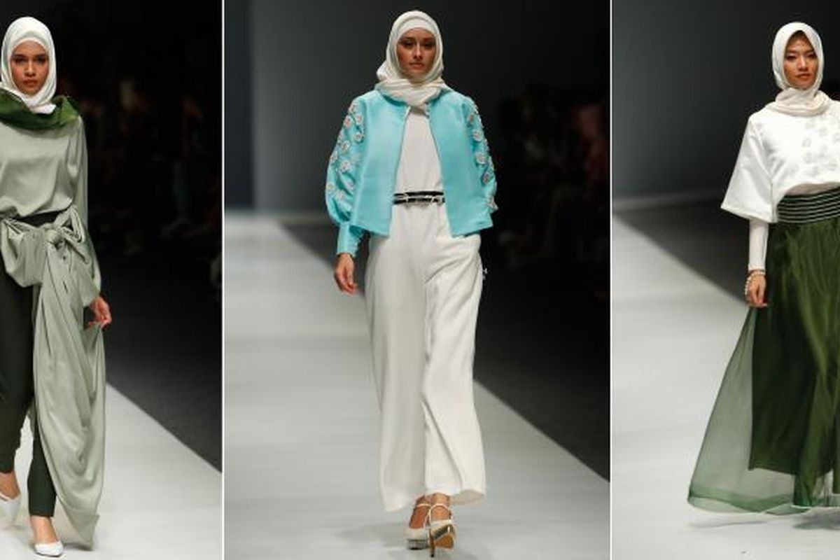 Model memperagakan busana muslim dari brand Zashi karya selebriti Zaskia dan Shireen Sungkar di Jakarta Fashion Week 2016, di Senayan City Mal, Selasa (27/10/2015).  KOMPAS.com / RODERICK ADRIAN MOZES