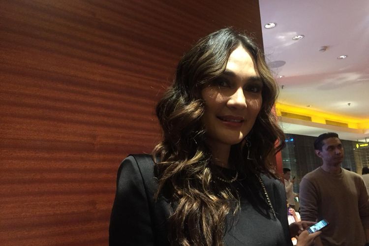 Artis peran Luna Maya saat ditemui di kawasan Thamrin, Jakarta Pusat, Jumat (15/11/2019).