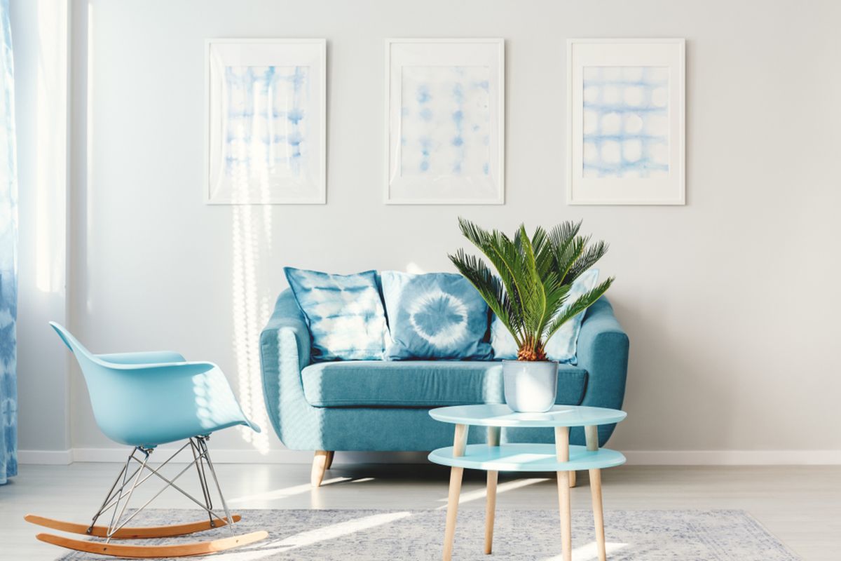 Ilustrasi ruang tamu dengan nuansa warna biru muda.