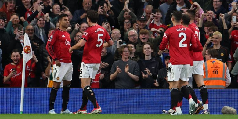 Casemiro (kiri) merayakan gol dengan rekan satu timnya dalam pertandingan sepak bola Liga Inggris antara Manchester United vs Brentford di Old Trafford di Manchester, barat laut Inggris, pada 27 April 2026. (Foto oleh Darren Staples / AFP)