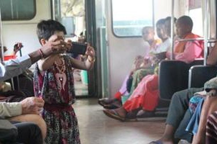 Penumpang kereta api di Kota Yangon, Myanmar.