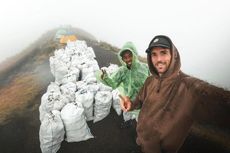 Viral, Foto Warga Perancis Angkut 1,6 Ton Sampah di Gunung Rinjani