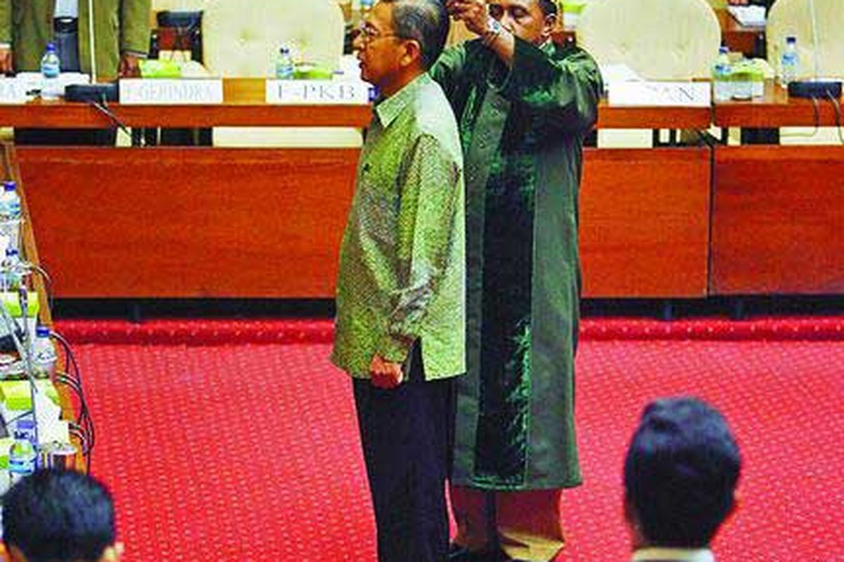 Boediono, mantan Gubernur Bank Indonesia, untuk kedua kalinya memenuhi panggilan Panitia Khusus Hak Angket Bank Century di Gedung MPR/DPR, Jakarta, Selasa (12/1). Boediono, yang sekarang adalah Wakil Presiden, menjawab pertanyaan anggota Pansus seputar kasus Bank Century. 