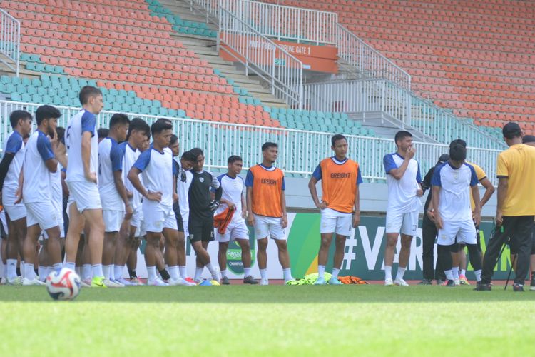 Pemain Persikad Depok berlatih jelang laga Liga 2 Championship melawan PSPS. Pertandingan Persikad vs PSPS dijadwalkan berlangsung di Stadion Pakansari, Kabupaten Bogor, Sabtu (4/10) pukul 15.30 WIB.