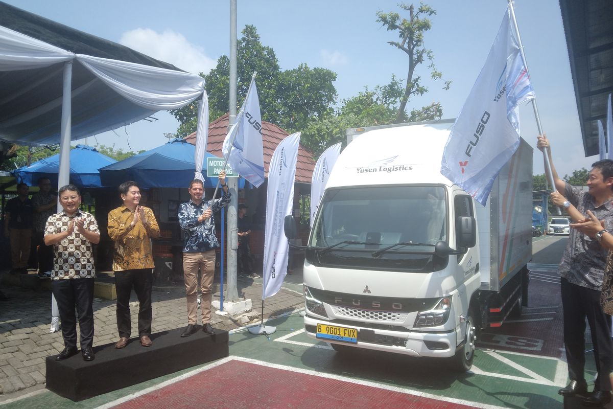 Fuso eCanter menjadi truk perbekalan operasional PT Yusen Logistics Indonesia. 