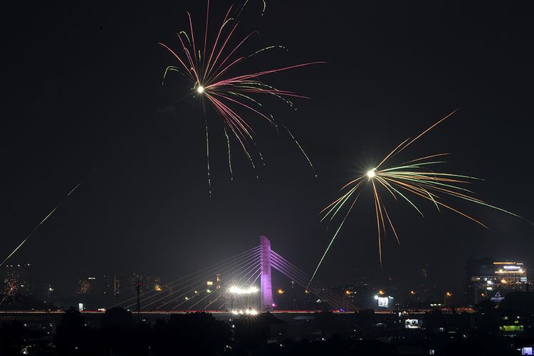 Suasana saat kembang api menghiasi jembatan Pasupati, Bandung, Jawa Barat, Rabu (1/1/2020). Perayaan pesta kembang api di seluruh kota Bandung menandakan pergantian tahun 2019 ke 2020.