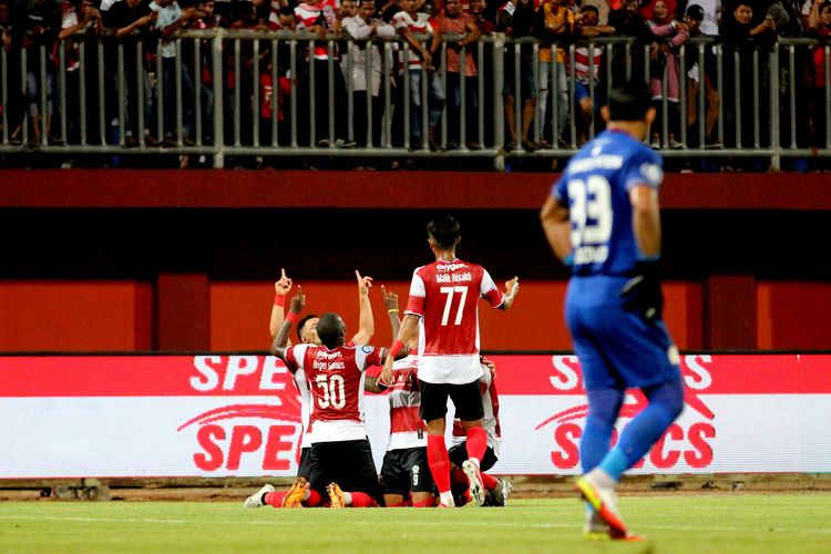 Pemain Madura United selebrasi seusai menjebol gawang Barito Putera saat pertandingan pekan 1 Liga 1 2022-2023 yang berakhir dengan skor 8-0 di Stadion Gelora Madura Ratu Pamelingan Pamekasan, Sabtu (23/7/2022) malam. 