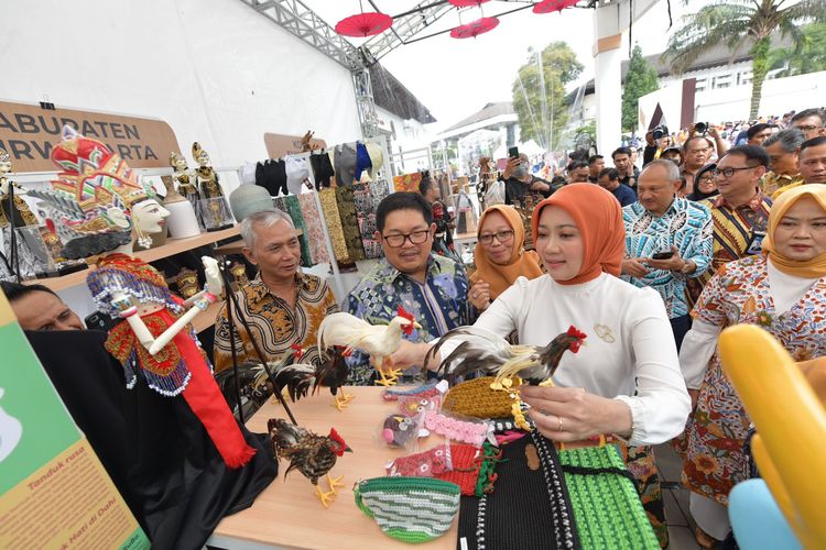 Ketua Dewan Kerajinan Nasional Daerah (Dekranasda) Jabar Atalia Praratya dalam pameran produk kreatif Karya Kreatif Jawa Barat (KKJ) - Pekan Kerajinan Jawa Barat (PKJB) di area Gedung Sate Bandung, Jumat (7/7/2023). 
