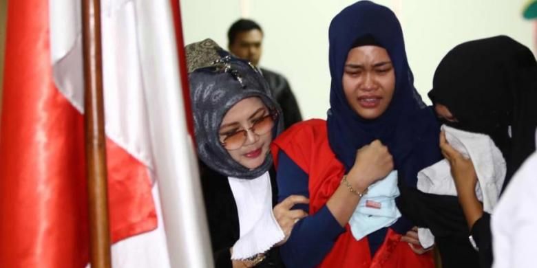 Assyifa Ramadhani (kerudung biru) pembunuh Ade Sara Angelina Suroto, menangis usai menjalani sidang putusan di Pengadilan Negeri Jakarta Pusat, Selasa (9/12/2014). Majelis hakim menjatuhkan hukuman 20 tahun penjara kepada Ahmad Imam Al Hafitd dan Assyifa Ramadhani atas pembunuhan terhadap Ade Sara Angelina.