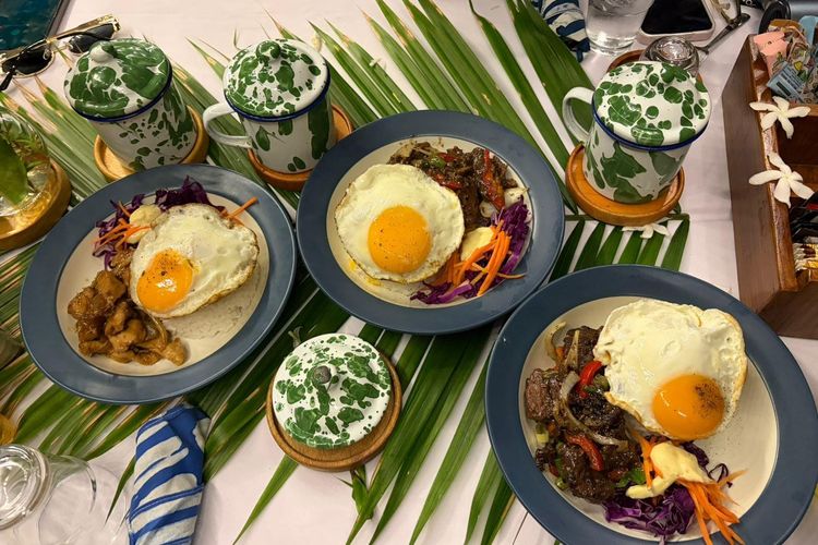 Setelah lelah trekking, pengunjung dapat menikmati makanan lezat dengan pemandangan puncak Bukit Peramun. Ini menjadi salah satu paket wisata yang ditawarkan dengan harga yang cukup terjangkau, yakni Rp 150.000 per orang.