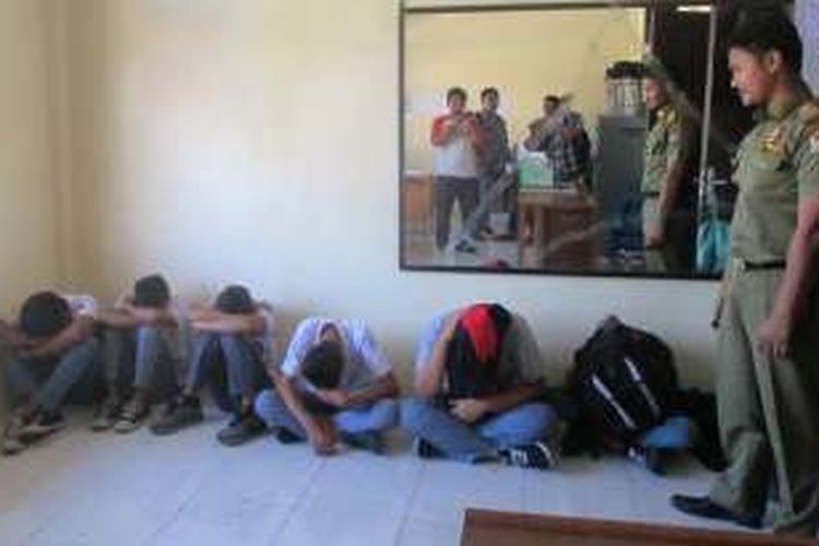 Enam siswa SMK di Meulaboh ditangkap polisi syariat karena bolos sekolah dan mengisap lem.