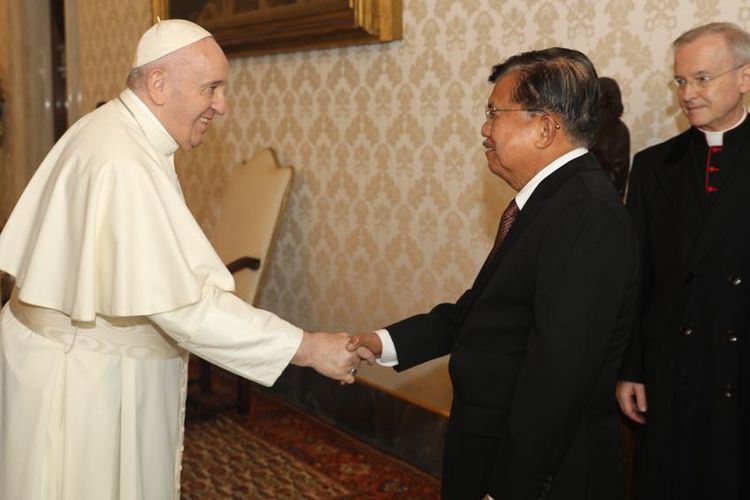  Eks Wakil Presiden RI ke-10 dan 12 Jusuf Kalla bertemu Paus Fransiskus bersama Dewan Juri Zayed Award for Human Fraternity, pada Jumat (23/10/2020) di Private Library Paus di Vatikan.(MEDIA OFFICER HUMAN FRATERNITY)
 