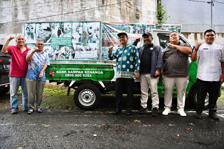 Kementerian Koperasi dan UKM (KemenKopUKM) bersama WWF Indonesia siap mereplikasi praktik baik dari lembaga pengelola bank sampah di seluruh Indonesia untuk bisa mendapatkan legalitas atau badan hukum seperti koperasi.