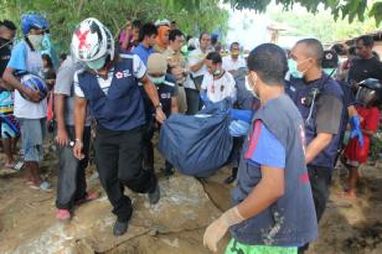 Warga menemukan jenazah korban banjir Ambon, Sarce Manuata, di Kelurahan Uritetu, Kecamatan Sirimau Ambon, Rabu (14/8/2013) sore. Jenazah korban langsung dibawa ke RS Bhayangkara Ambon.