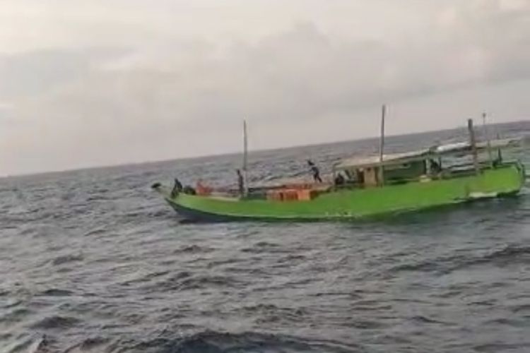 KLM Kembang Kurma saat ditemukan terombang-ambing di laut lepas pada Senin (18/7/2022). 