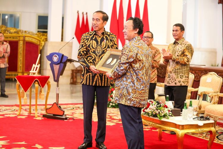 Presiden Jokowi menerima penghargaan Agricoral Medal dari FAO.