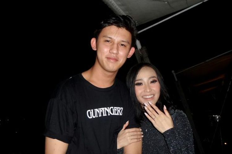 Didampingi kekasih, Jevin Julian, vokalis Rinni Wulandari memamerkan cincin pertunangannya di Papilion, Kemang, Jakarta Selatan, Sabtu (11/2/2017).