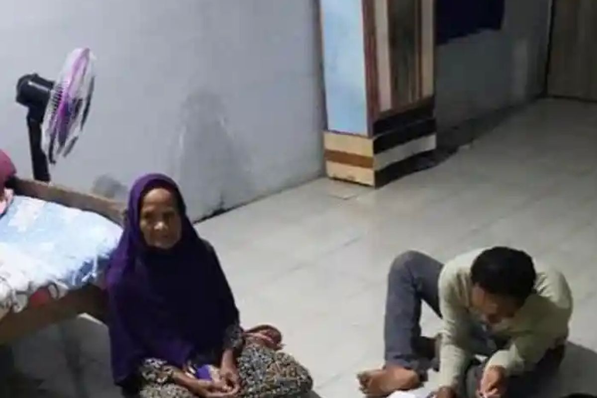 KORBAN PENIPUAN - Nenek Sukimah (84), warga Desa Klepek, Kecamatan Sukosewu, Kabupaten Bojonegoro, Jawa Timur, menjadi korban penipuan orang tak dikenal, Senin (20/4/2026). Emas dengan berat 34 gram raib. 
