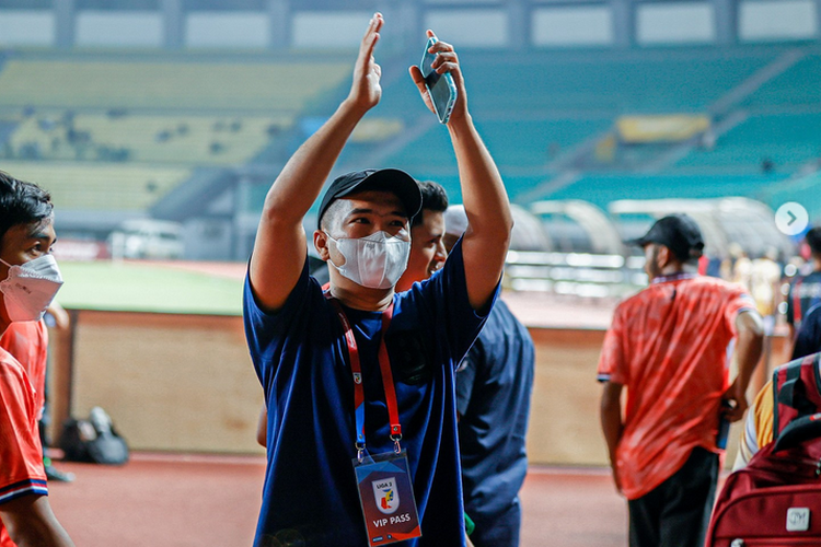 Pengusaha Putra Siregar menyaksikan klubnya, FC Bekasi City, dalam pertandingan pada Senin (19/9/2022).