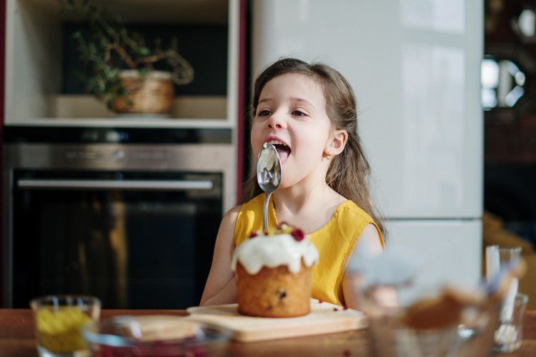 Anak-anak kerap menjilat makanan dari sendok apabila sangat menyukai rasanya. 