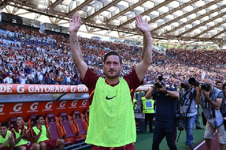 Francesco Totti membalas aplaus suporter di Stadion Olimpico jelang pertandingan antara AS Roma dan Genoa, Minggu (28/5/2017). 