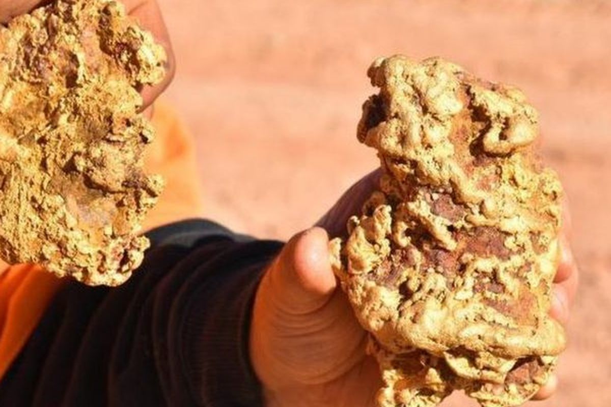 Dua bongkah emas yang ditemukan Brent Shannon dan Ethan West di dekat kota tambang emas Tarnagulla di negara bagian Victoria.