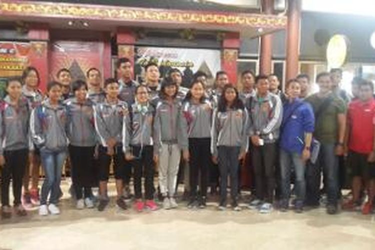 Rombangan atlet dan pelatih tim Indonesia ke ajang SEA Age Group 2015