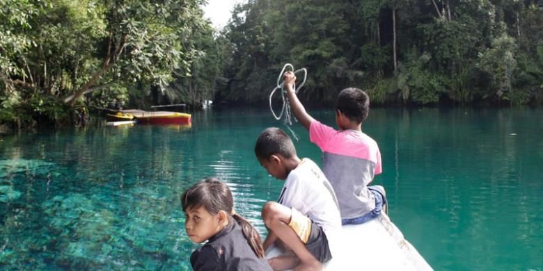 Labuan Cermin disebut sebagai danau dua rasa yang terletak di Desa Labuan Kelambu, Kecamatan Biduk-biduk, Kabupaten Berau, Kalimantan Timur.