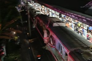 Evakuasi Penumpang, Basarnas Potong Gerbong KRL yang Ditabrak KA Argo Bromo di Bekasi