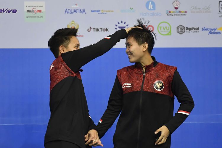 Pebulutangkis ganda putri Indonesia Apriyani Rahayu (kiri) merapikan rambut rekannya Siti Fadia Silva Ramadhanti (kanan) ketika berada di podium saat Upacara Penghormatan Pemenang final bulu tangkis ganda putri SEA Games 2021 Vietnam di Bac Giang Gymnasium, Vietnam, Minggu (22/5/2022). Apriyani Rahayu dan Siti Fadia Silva Ramadhanti menyabet medali emas usai mengalahkan ganda putri Thailand Benyapa Aimsaard/Nuntakarn Aimsaard dua set langsung, 21-17 dan 21-14.