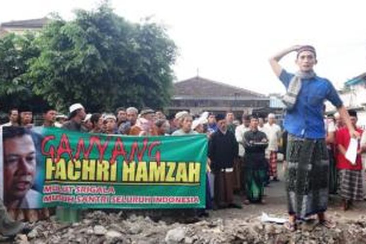 Ratusan santri dan tokoh masyarakat yang tergabung dalam Laskar Santri Nusantara, berunjuk rasa di depan kantor DPD PKS Jember, Jawa Timur, Kamis (3/7/2014).